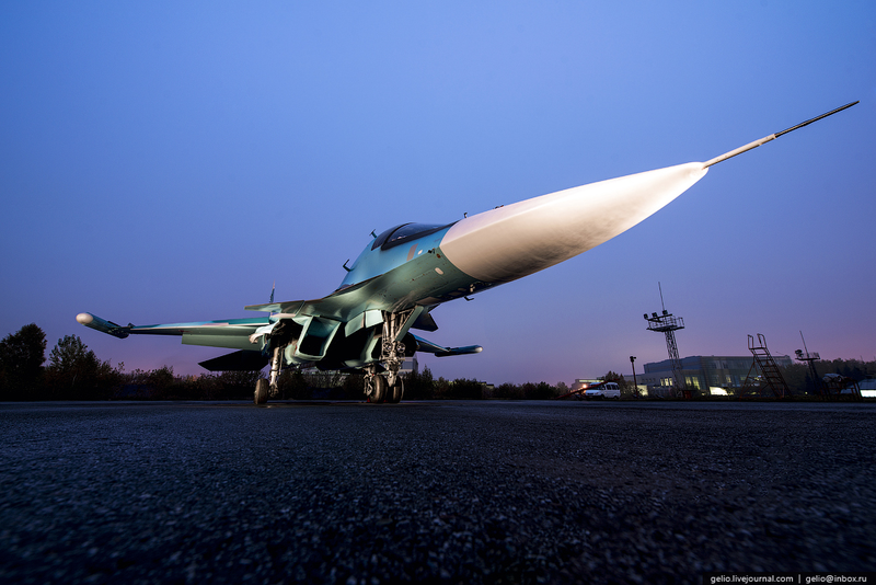 Illustration for article titled These Riveting Photos Show How Russia's Su-34 Fullback Fighter-Bombers Get Built